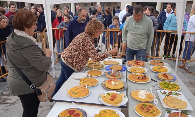 El concurso de tortillas regresó con fuerza a Udazken Jaia en la bienvenida al Euskaraldia