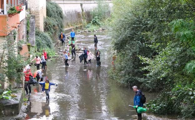 Limpieza del cauce del Urola en el Erreka Eguna