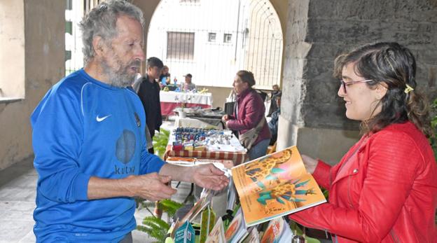 Artisautza azoka ospatu zen plazan larunbatean