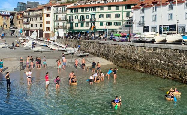 El puerto de Donostia recupera el sábado la tradición de echarse al mar en tinas