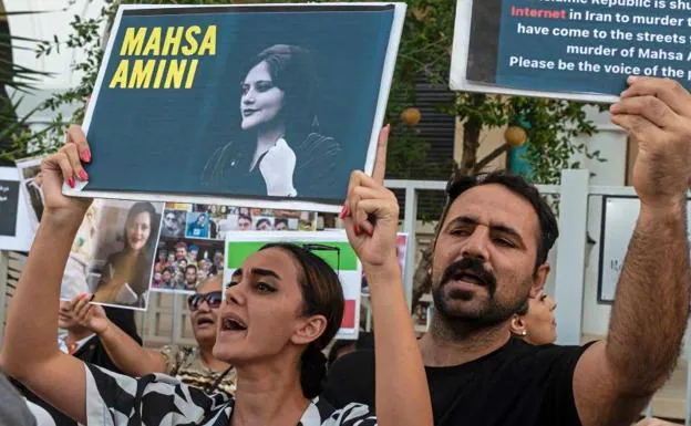 A group of people protest the death of Mahsa Amini outside the Iranian Embassy in Nicosia. 