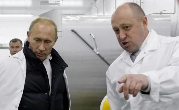 Putin con Prigozhin en un encuentro en 2010. /REUTERS