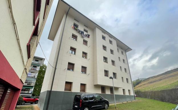 «En un despiste de su cuidador el niño se subió a una mesa y cayó por la ventana»