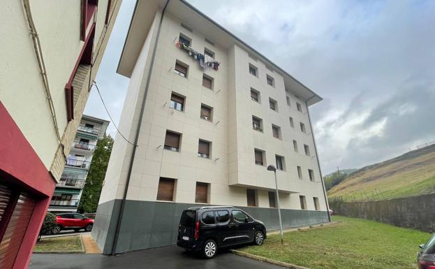 Un niño de año y medio cae de un tercer piso en Oñati