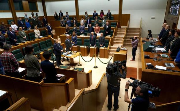 El Parlamento Vasco condena la agresión a un ertzaina en Vitoria con la abstención de EH Bildu