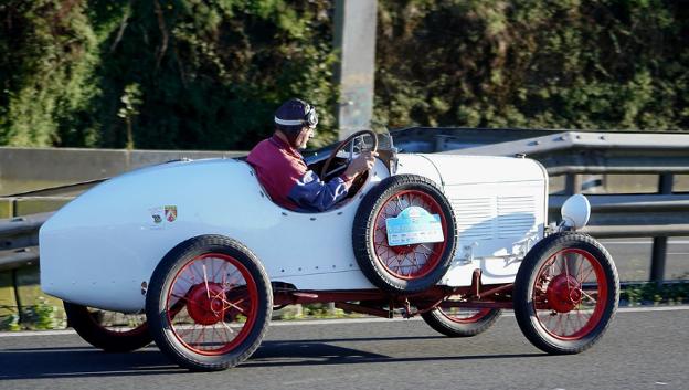 Coches de época y deportivos por las calles de Lezo