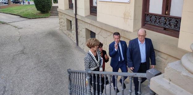 El alcalde aborda posibles mejoras para los centros escolares