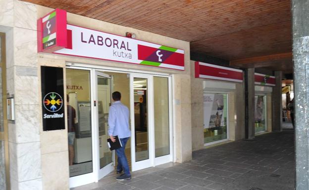 Piden 7 años de prisión para el hombre que atracó un banco con una navaja en Astigarraga