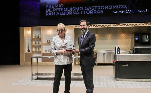 Sarah Jane Evans recibe el Premio Periodismo Gastronómico Pau Albornà y Torras