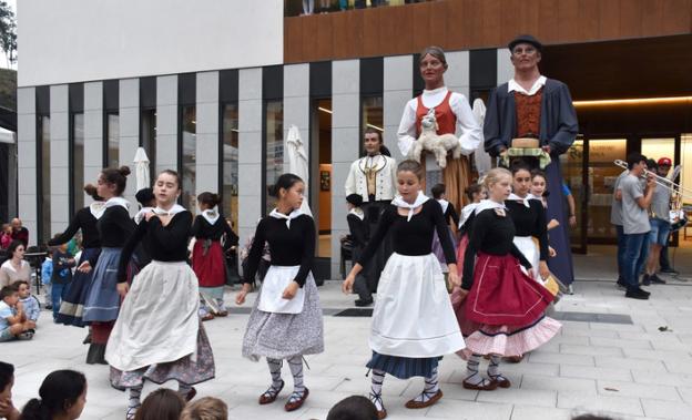 Atzo eman zieten hasiera jaiei