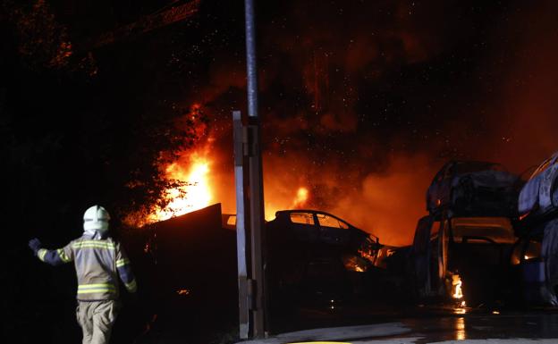 Espectacular incendio en un desguace de Astigarraga