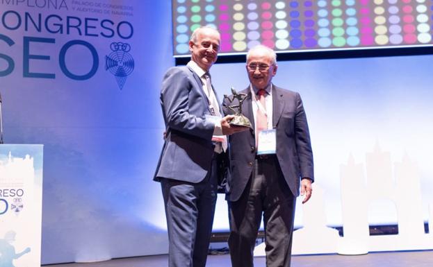 Los oftalmólogos de España premian a Javier Mendicute