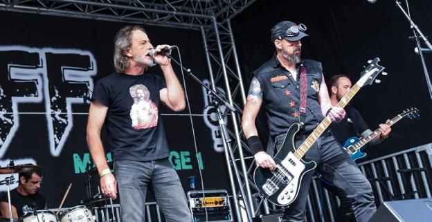 Fiesta heavy y solidaria en Txerrimuño