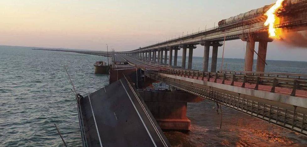 An explosion destroys part of the strategic bridge that links Russia with Crimea