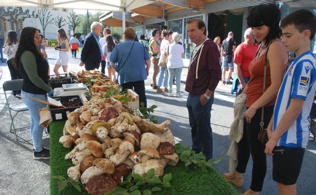 Baserritarras y artesanos fueron los protagonistas de la feria especial