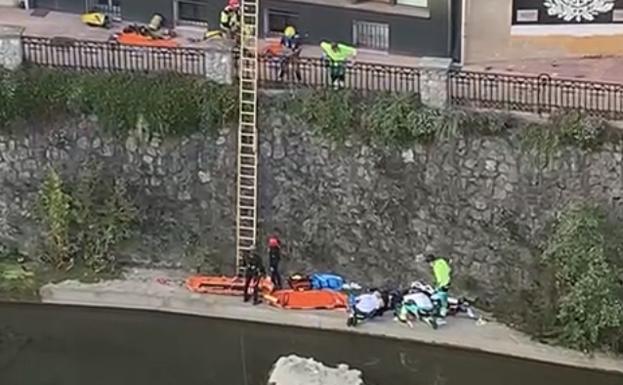 En estado crítico tras lanzarse al río en Beasain durante una pelea