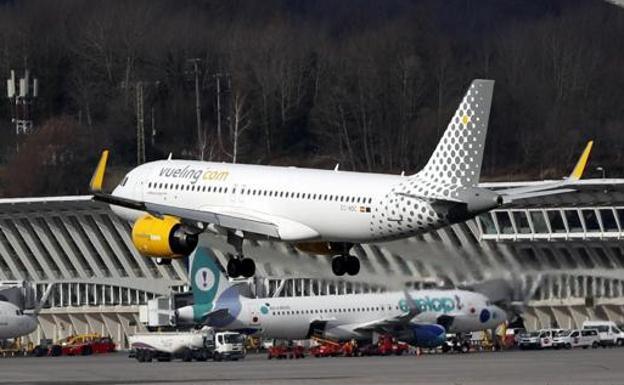 Vueling accede a indemnizar a 16 jubilados vascos a los que dejó tirados una noche en Ibiza