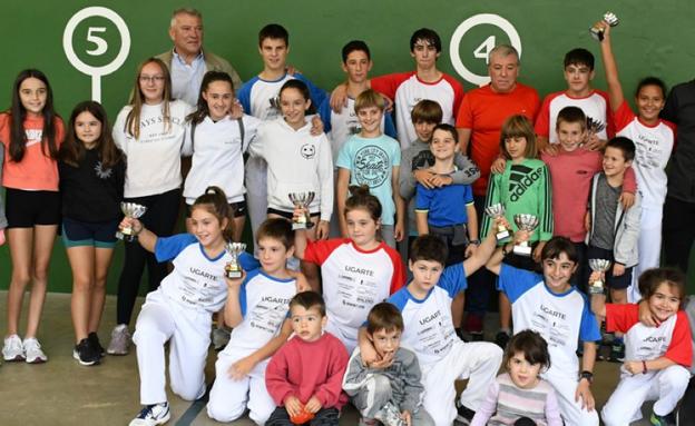 Nahi adina jolastu zuten Ugarteko jaietan haurrek