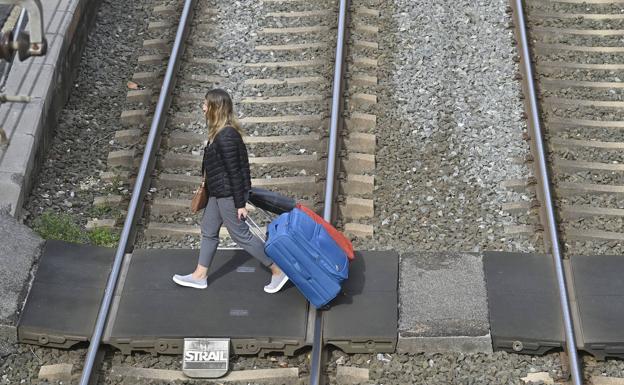 En proyecto la supresión del paso a nivel, sin plan para el paso peatonal entre andenes