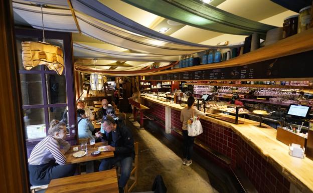 La falta de relevo generacional allana la expansión de grupos hosteleros en la Parte Vieja