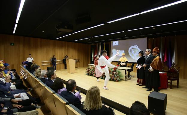 La UPV/EHU impone la Medalla de Oro a la Diputación por su «intensa colaboración»