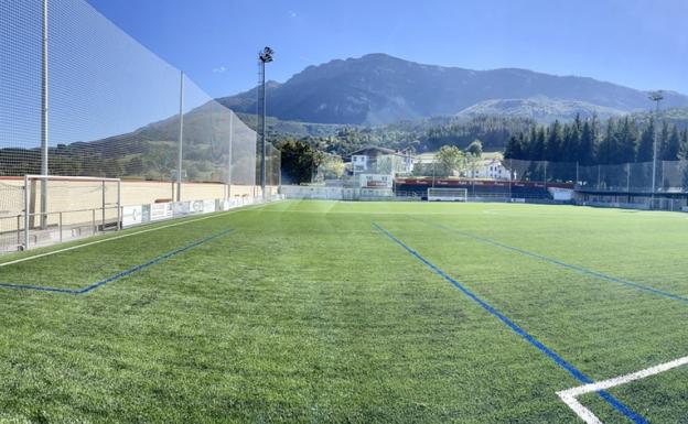 Azkoagain estrena hierba artificial