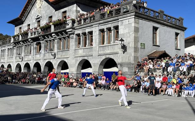 Herriko plazan hasi eta herriko plazan bukatu