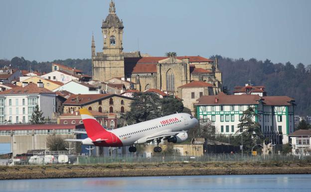 Las instituciones presionan para aumentar las conexiones aéreas entre Hondarribia y Madrid