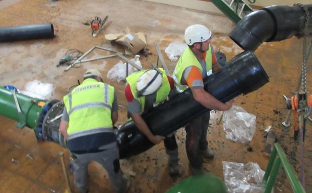 En marcha la operación 'bypass'en Arrasate: 12 horas sin agua para habilitar una tubería alternativa