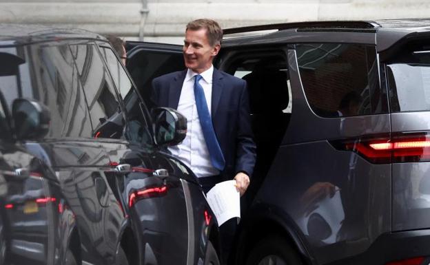 British Chancellor of the Exchequer Jeremy Hunt gets out of a car outside Downing Street in London. 