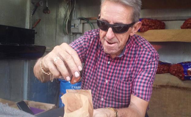 «¿Calor? Prefiero esto a que haga malo, lo importante para vender castañas es el paso de gente»