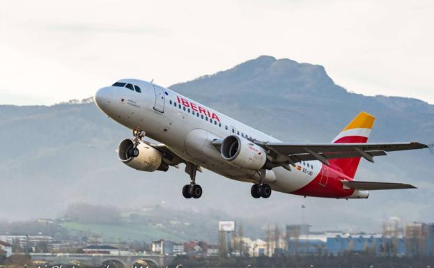 Desviado a Bilbao por viento un avión que debía aterrizar en Hondarribia