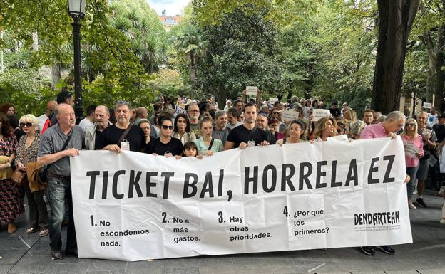 Cientos de comerciantes protestan en Donostia contra la forma de implantar el TicketBai