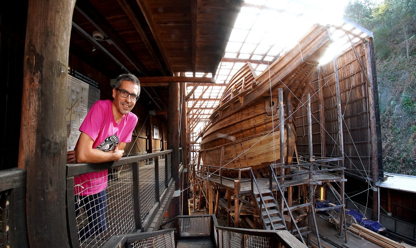 Sigue en directo a Ander Izagirre, protagonista del Aula DV, con su 'Vuelta al país de Elkano'