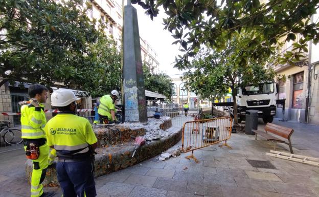 La reordenación de la plaza Sarriegi arranca con la demolición del banco corrido central