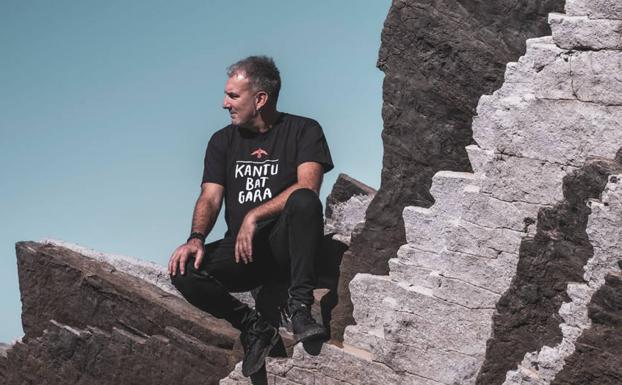 Jon Maiaren 'Kantu bat gara' emanaldiaren bertsiorik solidarioena