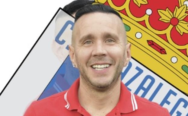 El presidente del Cazalegas, Iván Fernández, txuri-urdin y admirador de Arconada