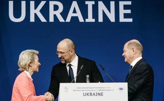 European Commission President Ursula von der Leyen, Ukrainian Prime Minister Denis Schmihal and Federal Chancellor Olaf Scholz greet each other during the Ukraine Reconstruction Conference in Berlin. 