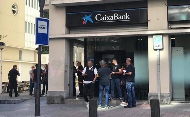 Detienen a dos atracadores que maniataron al director y a un empleado de una sucursal bancaria en Bilbao