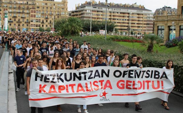 Centenares de estudiantes se manifiestan en las tres capitales vascas contra la Ley Vasca de Educación