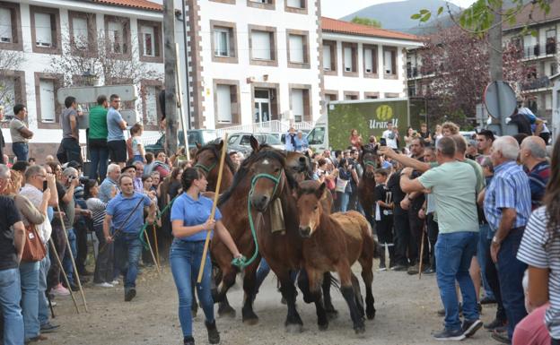 Miles de personas abarrotan las calles de Elizondo el primer día de Ferias de Otoño
