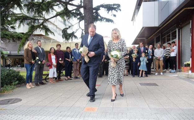 Cien rosas blancas recuerdan en Donostia al profesor Doval, asesinado por ETA hace 42 años