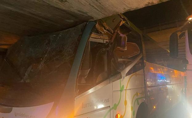 Un autobús de Lurraldebus se empotra en un túnel en un barrio de Ordizia