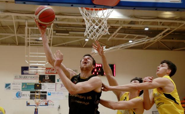 La precisión de Hoover rompe la igualdad y da la primera victoria al Juaristi Iraurgi