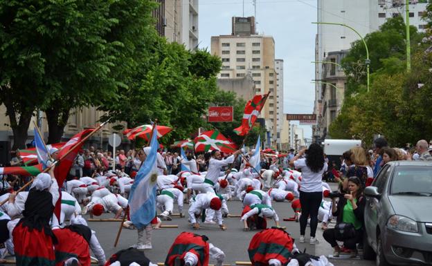Una nueva ley abre la puerta a hijos y nietos de emigrantes vascos para su nacionalización