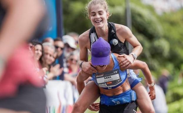 Sara Alonso estalla de felicidad y entra en meta llevando a caballito a la oñatiarra Malen Osa