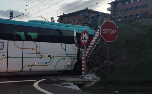 El despiste que acabó con el bus empotrado