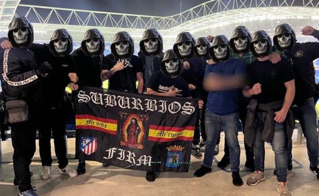 Ultras del Betis y del Atlético de Madrid en el estadio de Anoeta