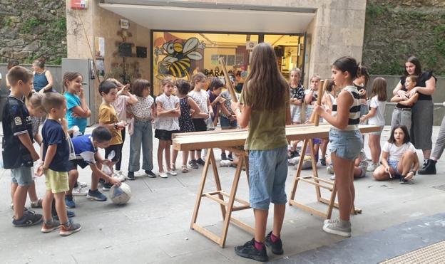 Ongietorri beroa jaso dute herrira bizitzera etorri berri direnek