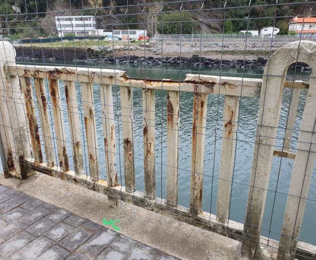 Se inician las obras para sustituir la barandilla de la calle Arrantzale